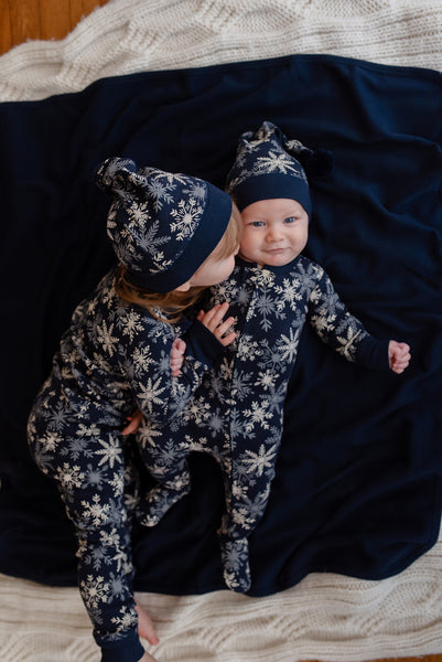 L'oved Baby - Holiday 2-Way Zipper Footie & Cap Set - Snowflakes