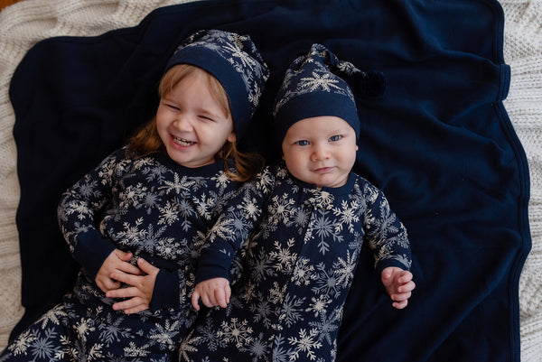 L'oved Baby - Holiday 2-Way Zipper Footie & Cap Set - Snowflakes