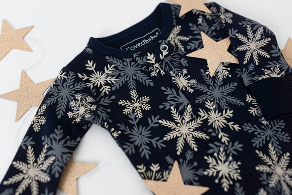 L'oved Baby - Holiday 2-Way Zipper Footie & Cap Set - Snowflakes